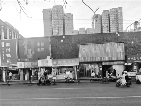 在山师东路上,前后二十米左右就有两家衢州鸭头的门店